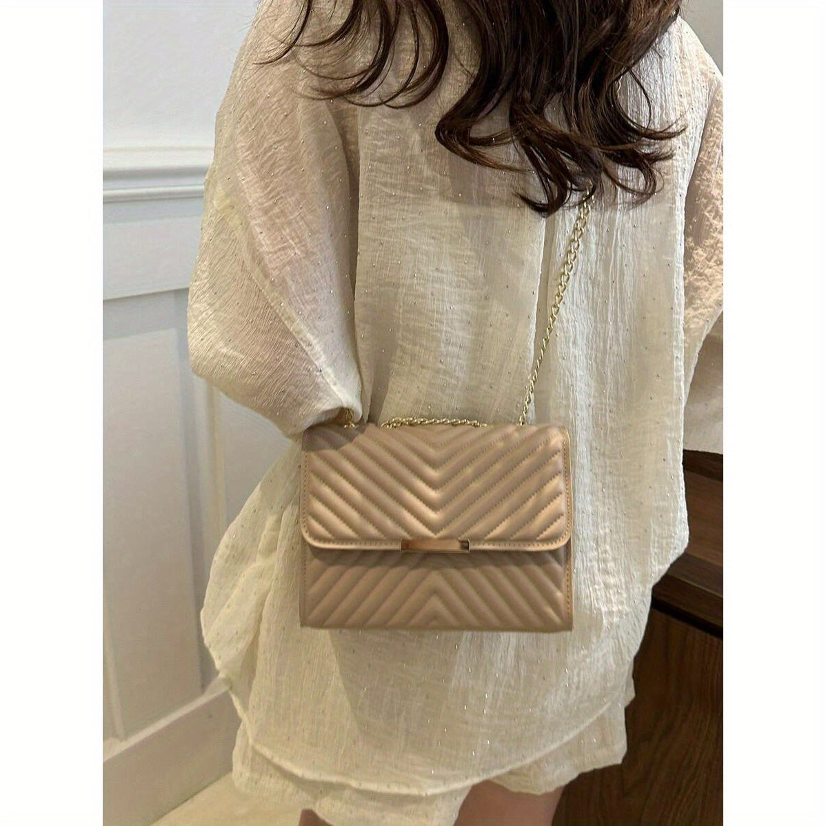Women’s Quilted Crossbody Bag with Golden Clasp and Chain Strap