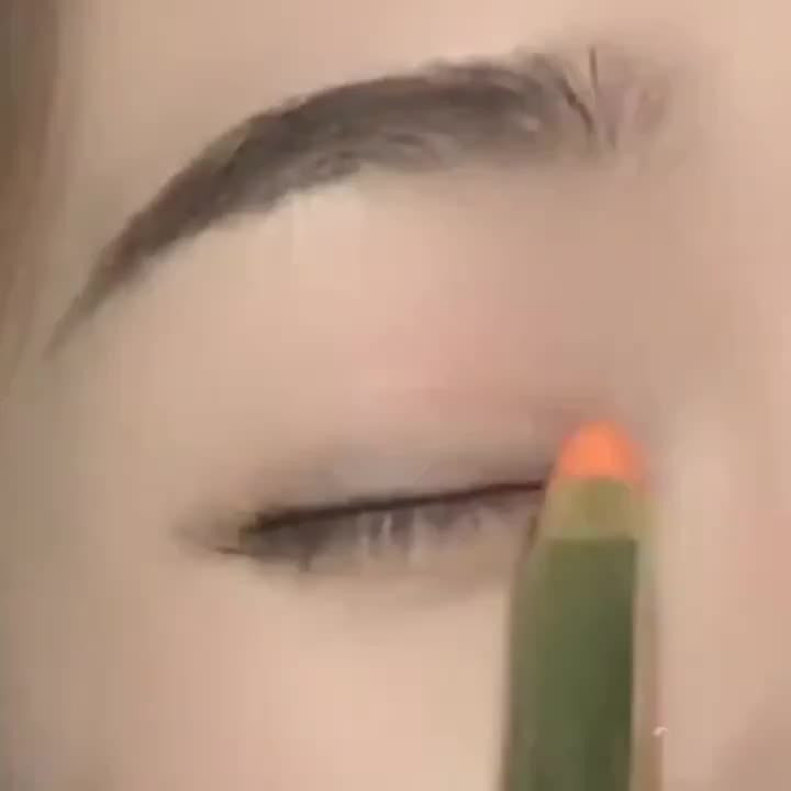 Dual-Ended Shimmery Eyeshadow Sticks for Stunning Eye Makeup